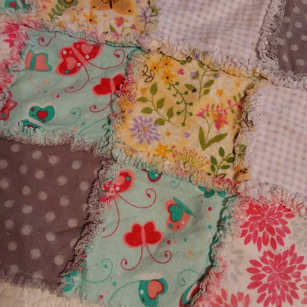 🌺 Vintage Hand Crafted Patchwork Baby Quilt